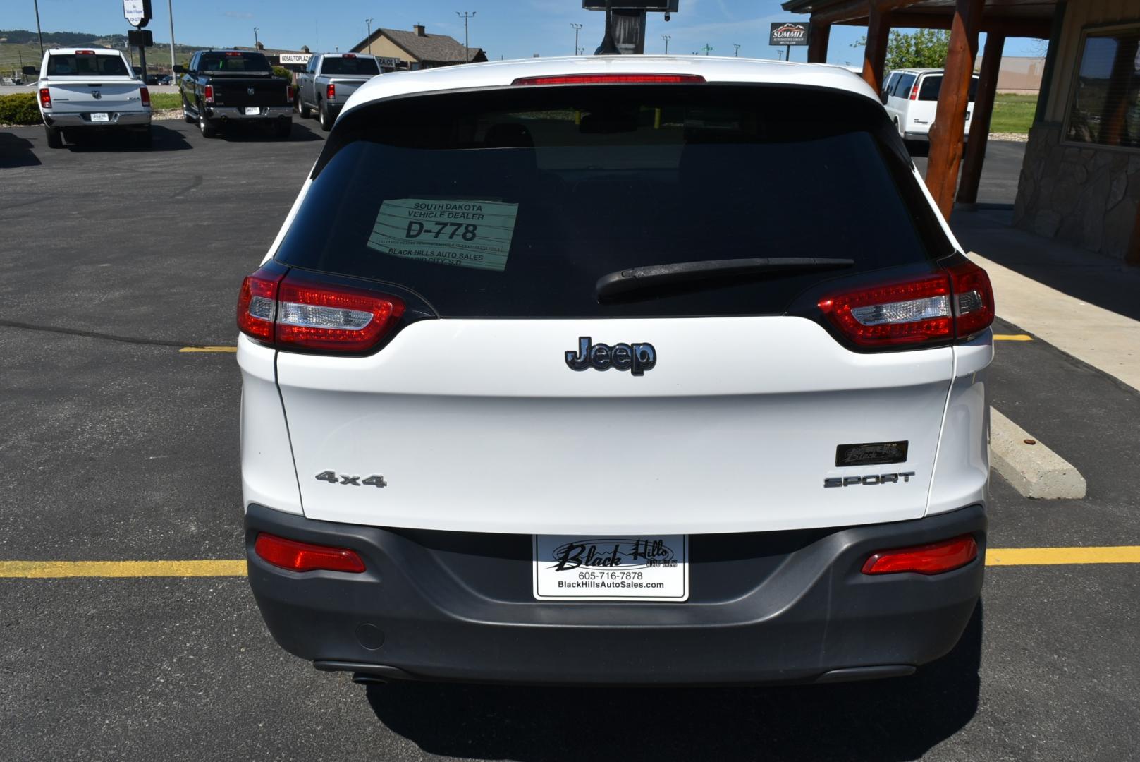 2016 White /Beige Jeep Cherokee Sport (1C4PJMAB4GW) with an 2.4L 4 Cyl Multi -Air engine, 9-Speed Automatic transmission, located at 1600 E Hwy 44, Rapid City, SD, 57703, (605) 716-7878, 44.070232, -103.171410 - Photo#6